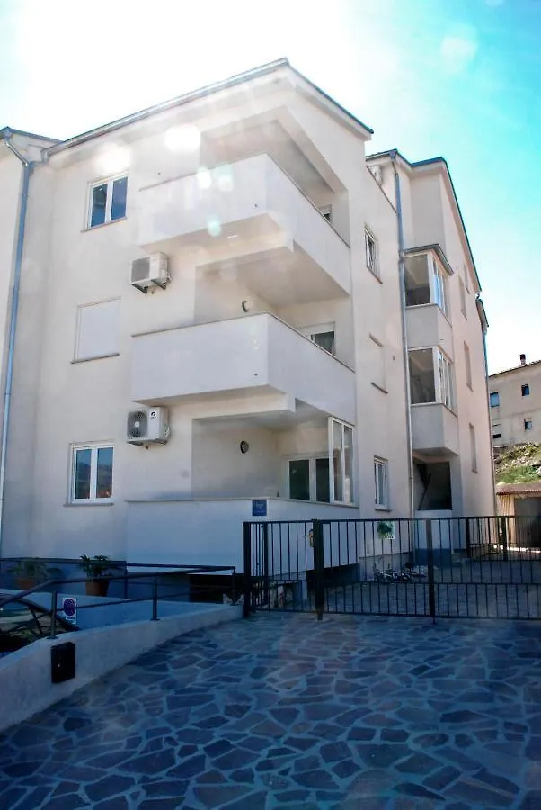 Apartments With A Parking Space Novi Vinodolski - 13098